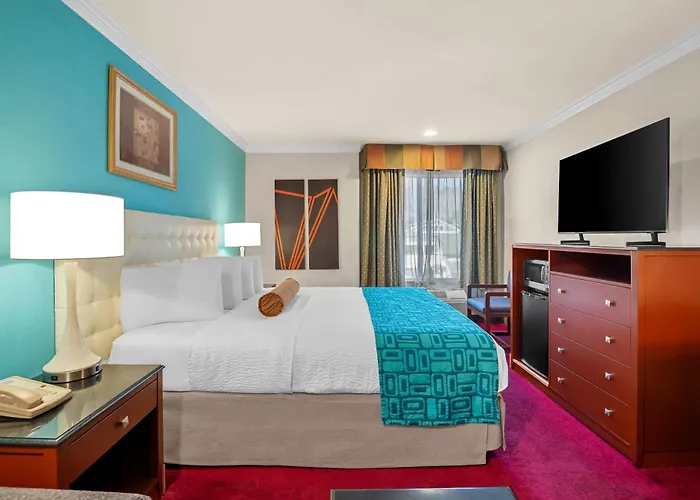 Howard Johnson By Wyndham Pasadena
