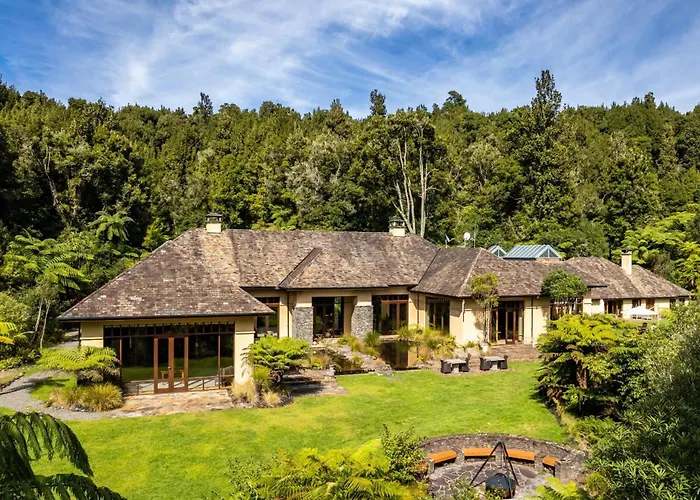Treetops Lodge & Estate