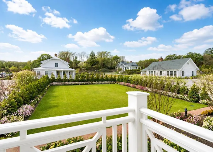 Canoe Place Inn & Cottages