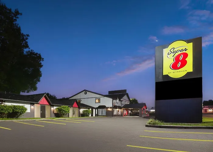 Super 8 By Wyndham Gananoque - Country Squire Resort