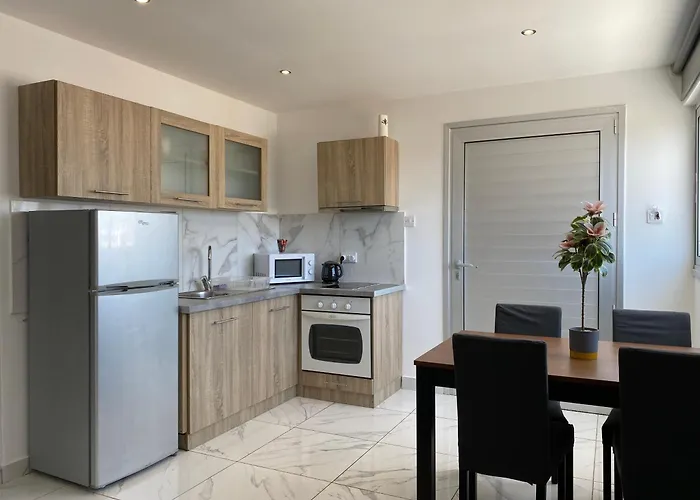 Nissi Avenue Suites