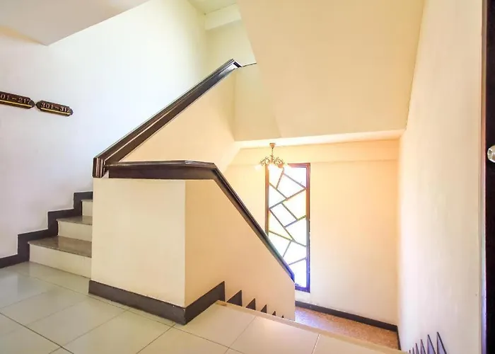 Oyo 383 White Inn Hotel
