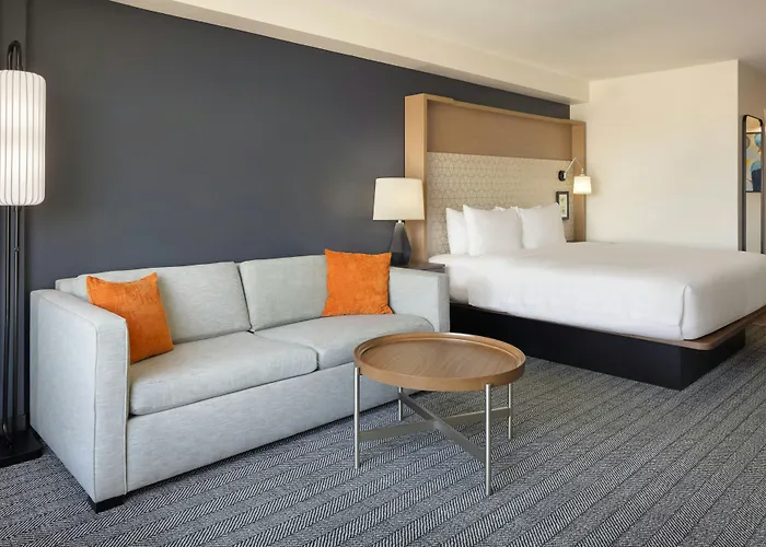 Courtyard By Marriott Across Universal